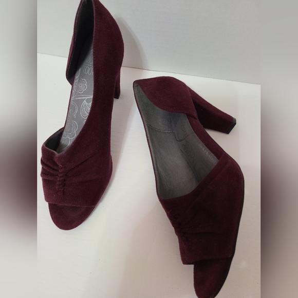 Suede  Burgundy open toe pump with one side open Mootsie Tootsie - Picture 6 of 8